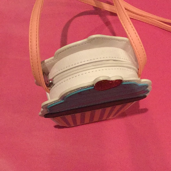 A cupcake purse - Picture 2 of 4